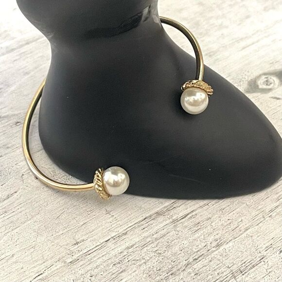 Gold tone faux Pearl bangle bracelet - Picture 1 of 8